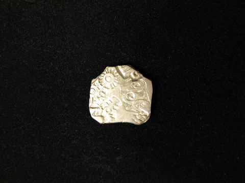 インド美術 打刻印貨幣（マガタ国） マウリヤ朝